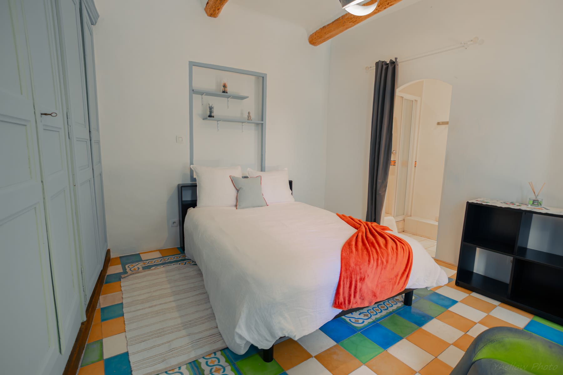 Salle d’eau privative avec douche dans une chambre d’hôtes du Couvent des Pallières