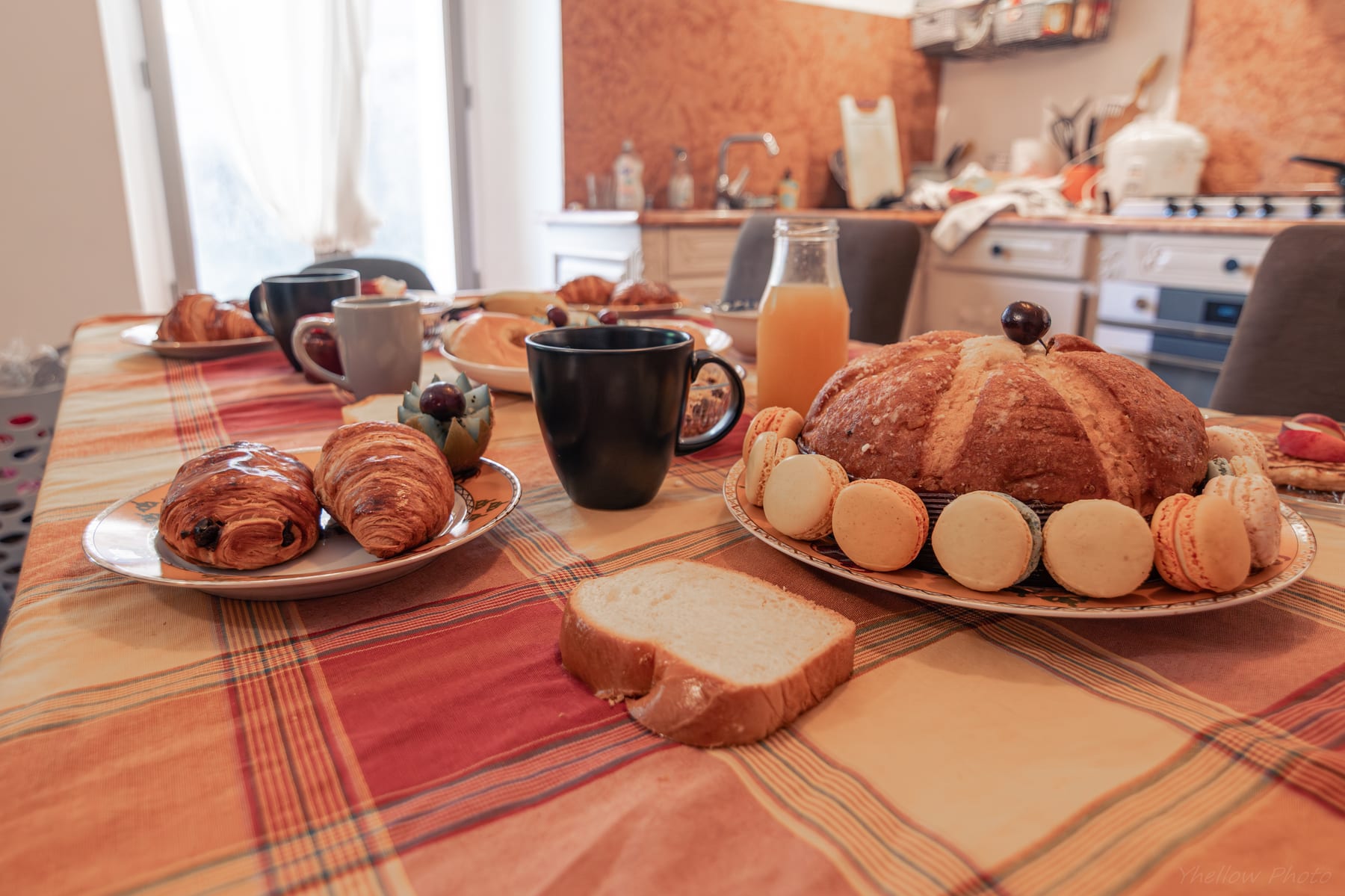 Croissants, pains au chocolat et pain artisanal servis au petit-déjeuner du Couvent des Pallières