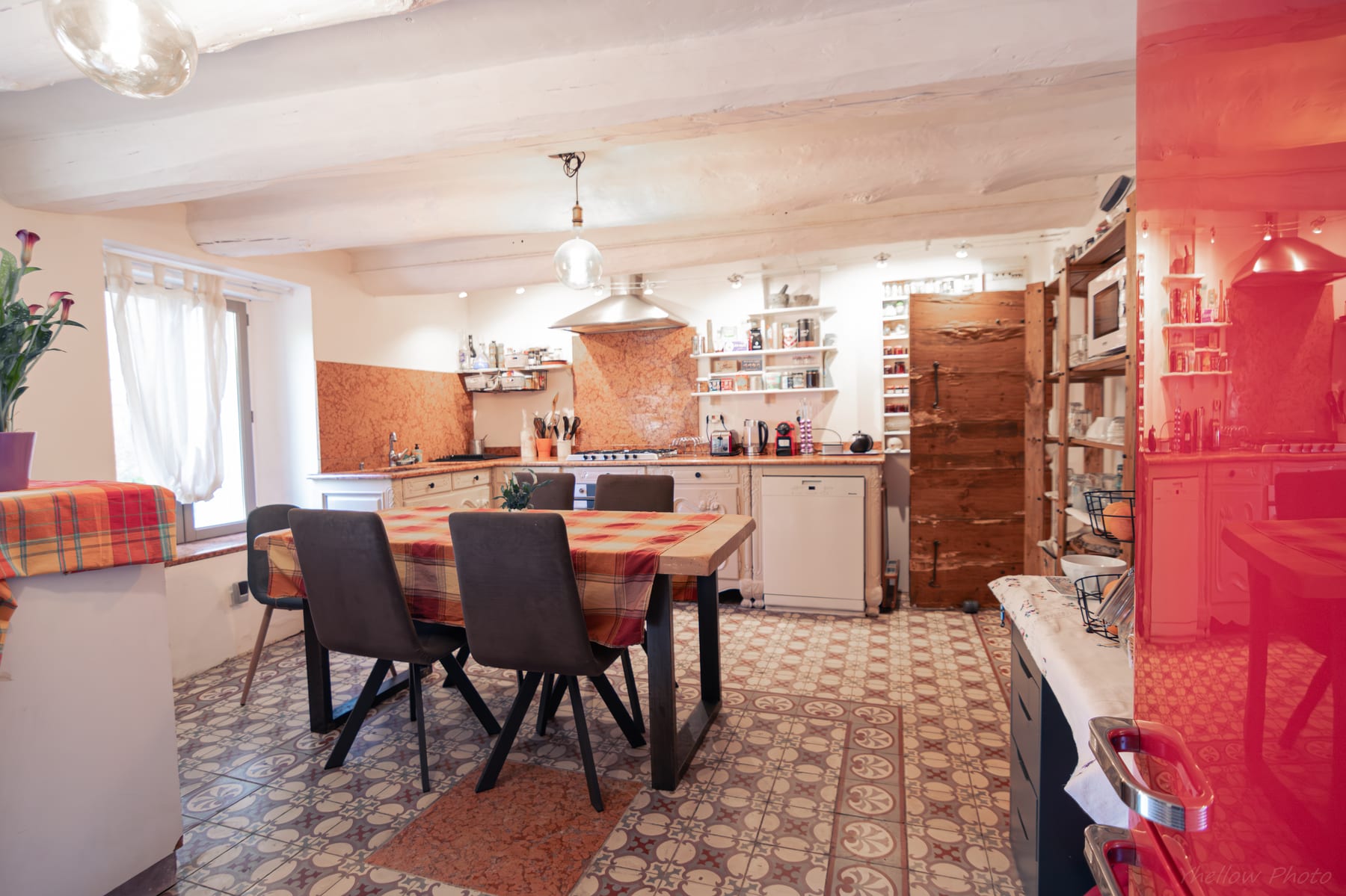 Cuisine conviviale de style provençal avec grande table d'hôtes