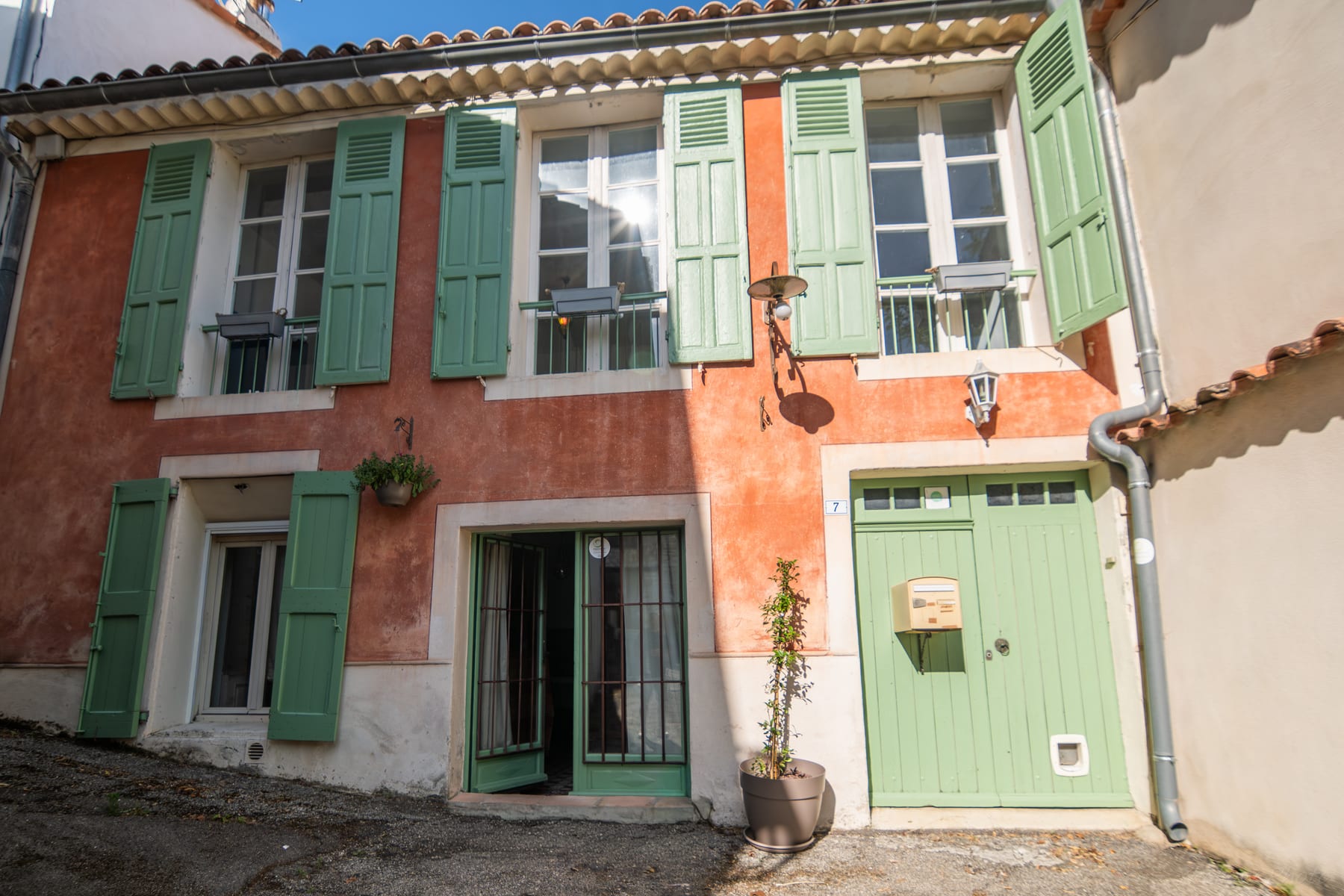 Façade du Couvent des Pallières, maison d’hôtes de charme à Esparron-de-Pallières dans le Var