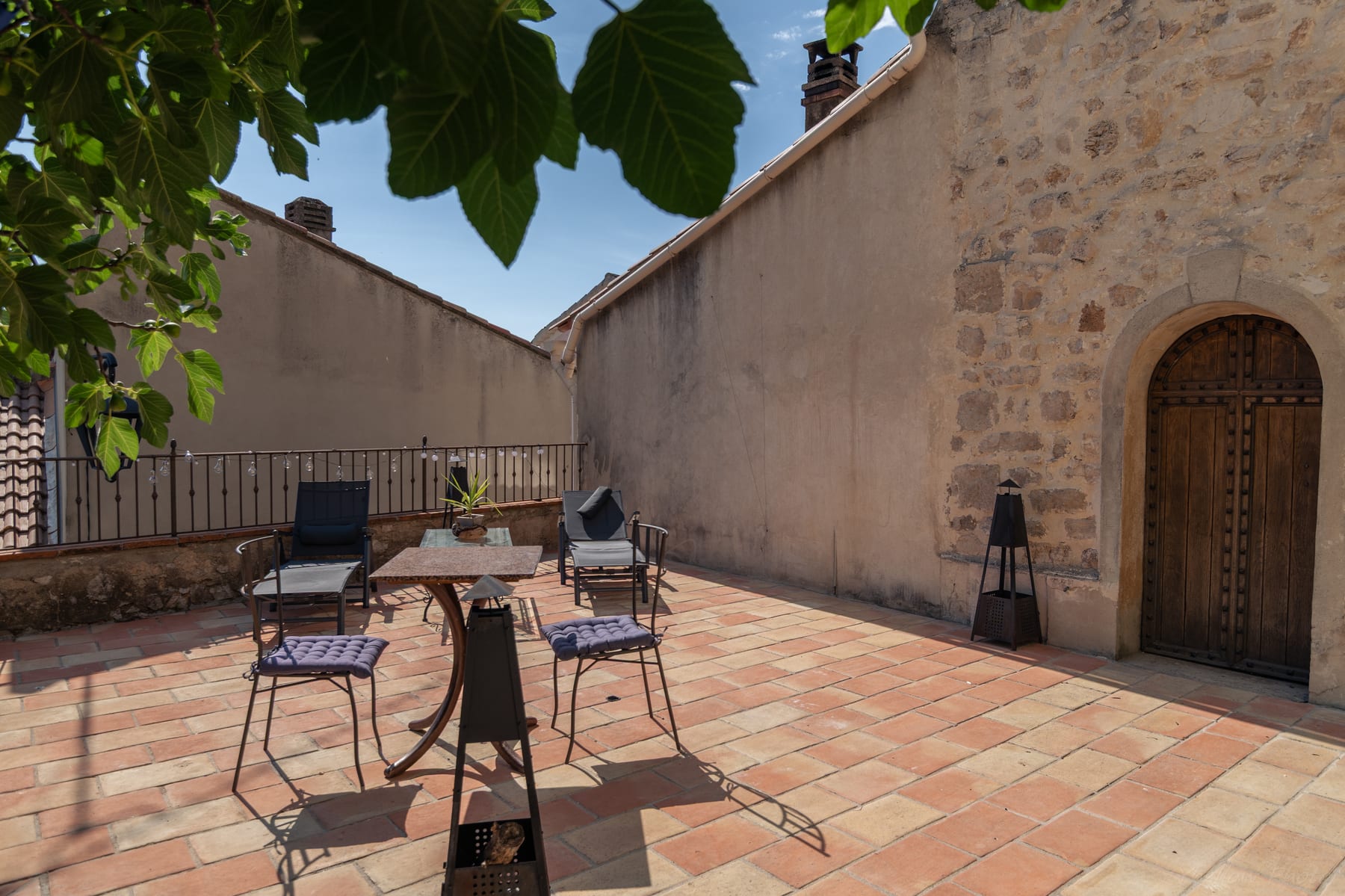 Grande terrasse ensoleillée avec mobilier extérieur dans une maison d’hôtes de charme en Provence