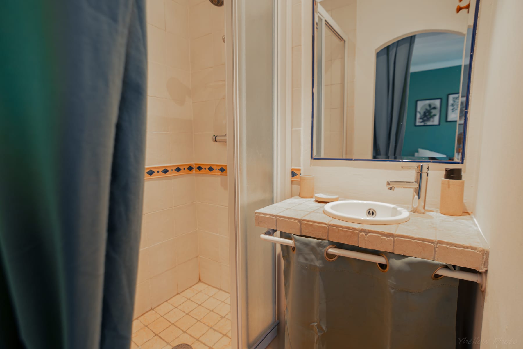 Salle d'eau privative avec douche dans une chambre d'hôtes du Var