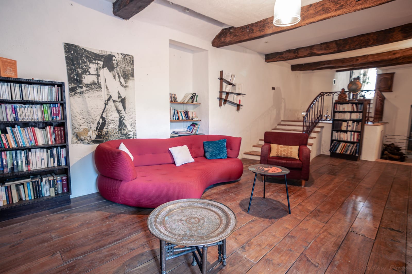 Salon cosy avec canapé et escalier ancien au Couvent des Pallières