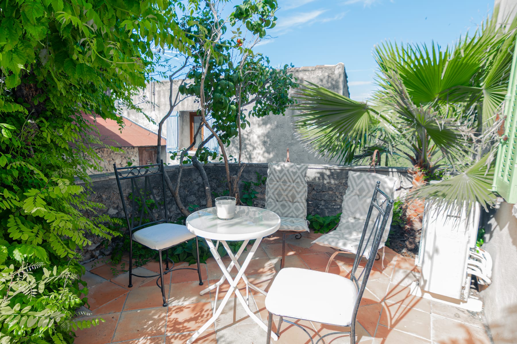 Terrasse privative ombragée avec salon de jardin au Couvent des Pallières en Provence Verte