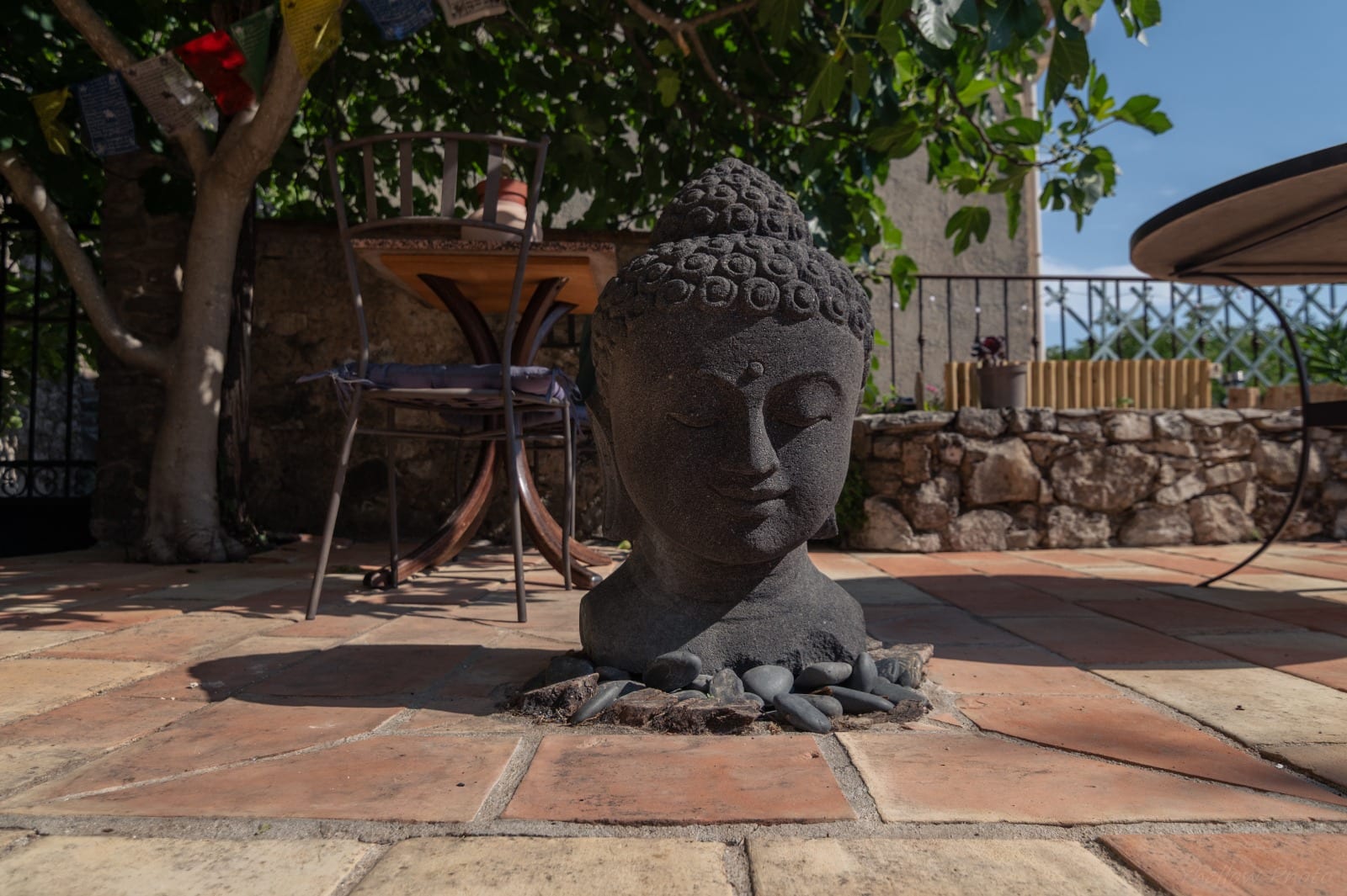 Coin détente zen avec statue de Bouddha et vue sur la nature au Couvent des Pallières