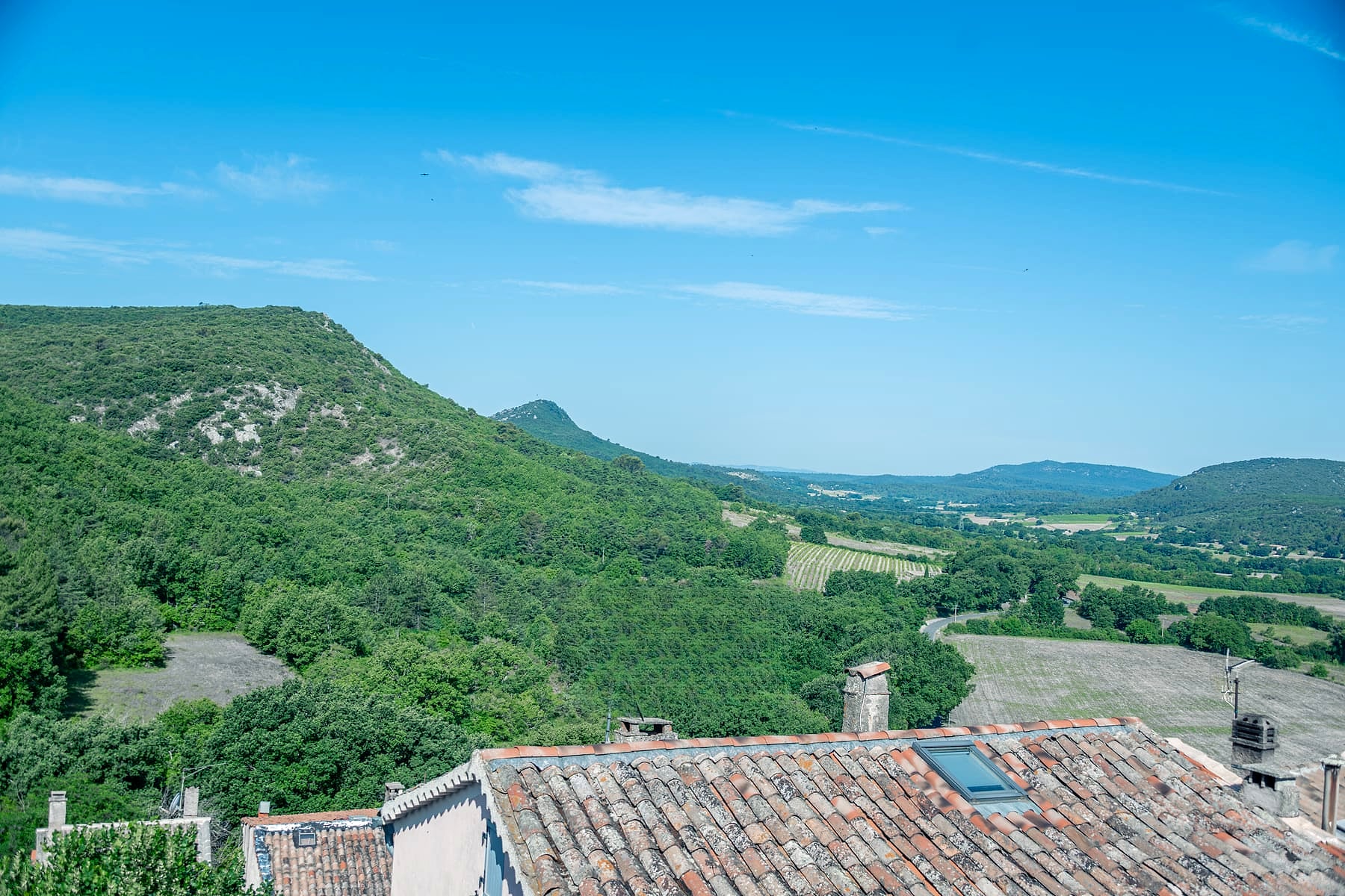 Clocher en pierre d’un village provençal avec vue sur les paysages du Verdon